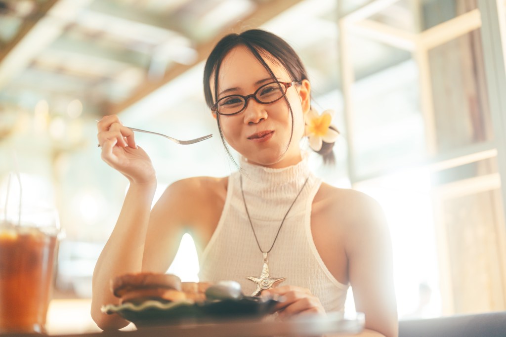 Taking a lunch break is one way to be more attentive at work.