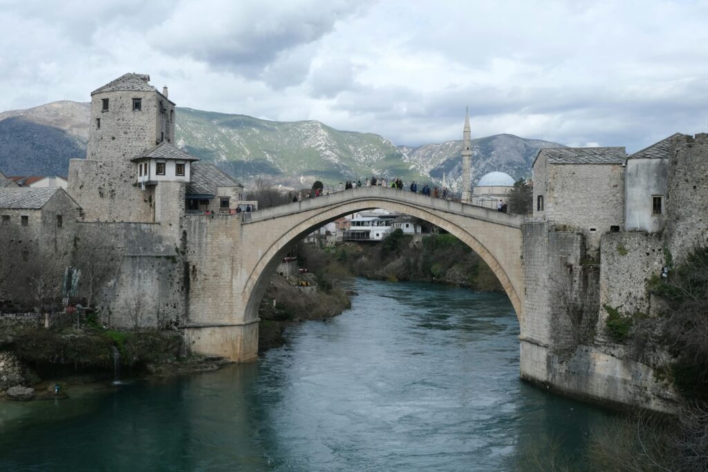 Navigating Online Loan Applications in Bosnia and Herzegovina: A Comprehensive Guide to Raiffeisen, UniCredit, Intesa Sanpaolo, NLB, Sparkasse, and Sberbank BH - como solicitar um empréstimo online Bósnia e Herzegovina